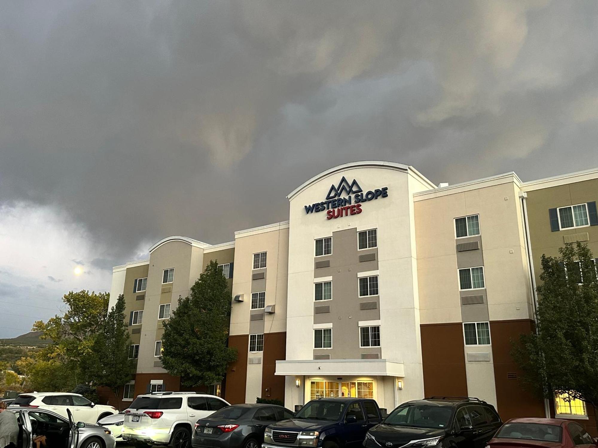 Western Slope Suites Parachute Exterior photo